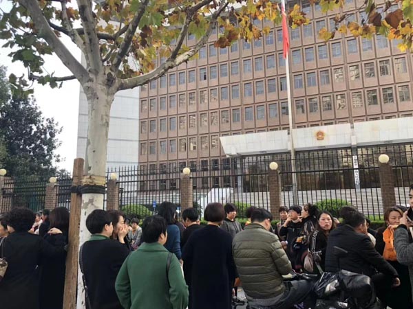 將夫妻共同財產(chǎn)贈與第三人這個行為有效嗎？深圳離婚律師來回答